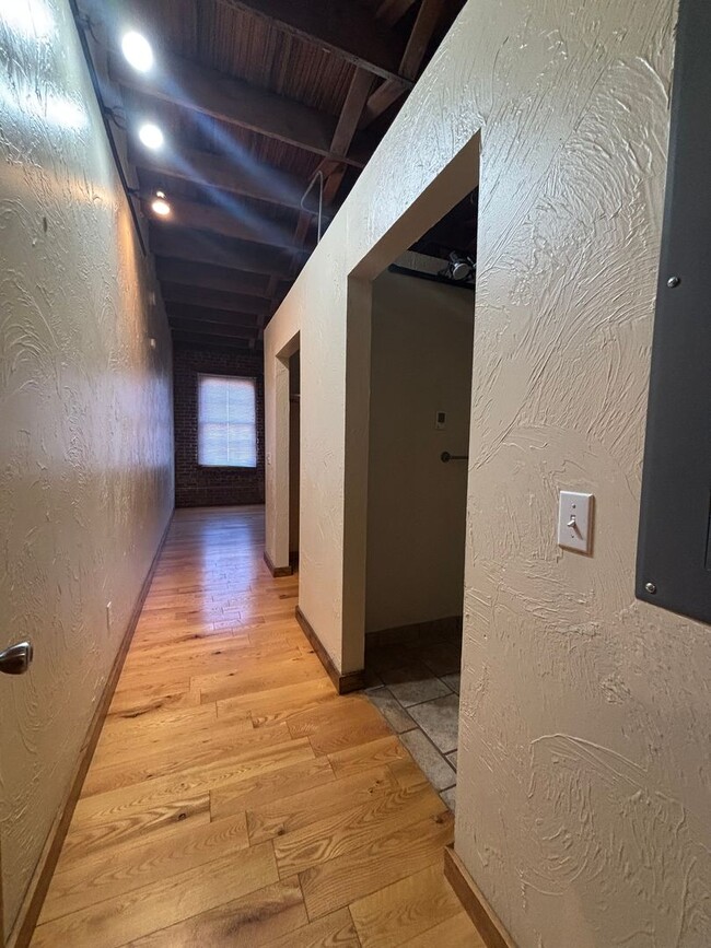 Building Photo - Large One Bedroom One bath Loft Apartment ...