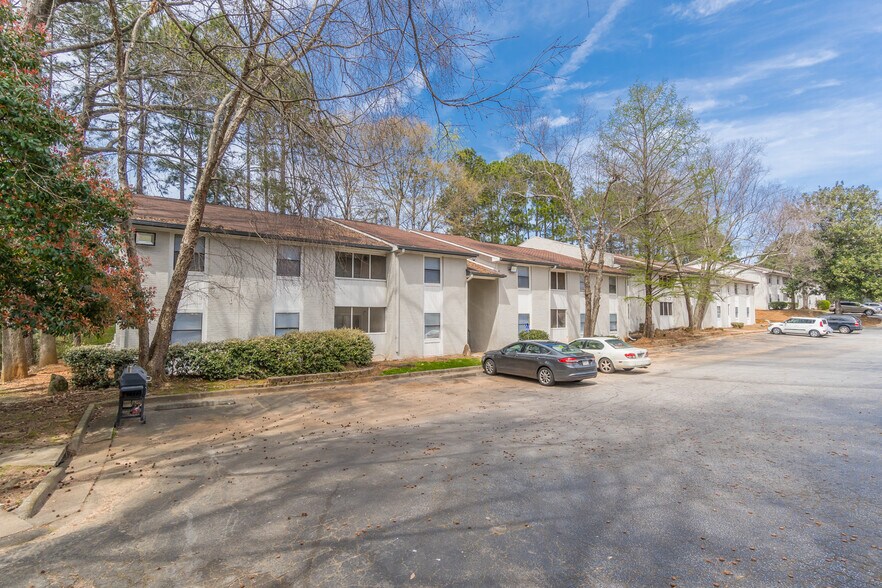 Midwood Court 1055 Lancashire Cir Stone Mountain GA 30083 Apartment