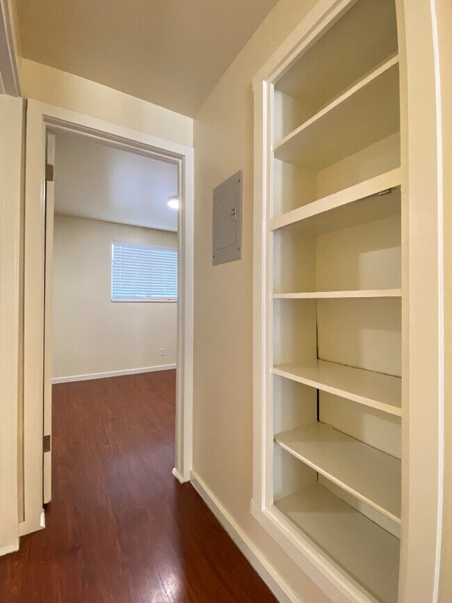 Building Photo - 817 W Heather Ln
