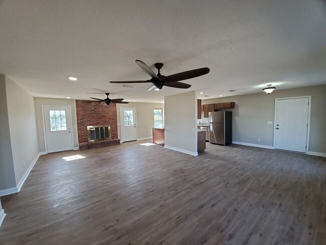 Building Photo - Updated 3 BR|2 BA Home Near TAFB!