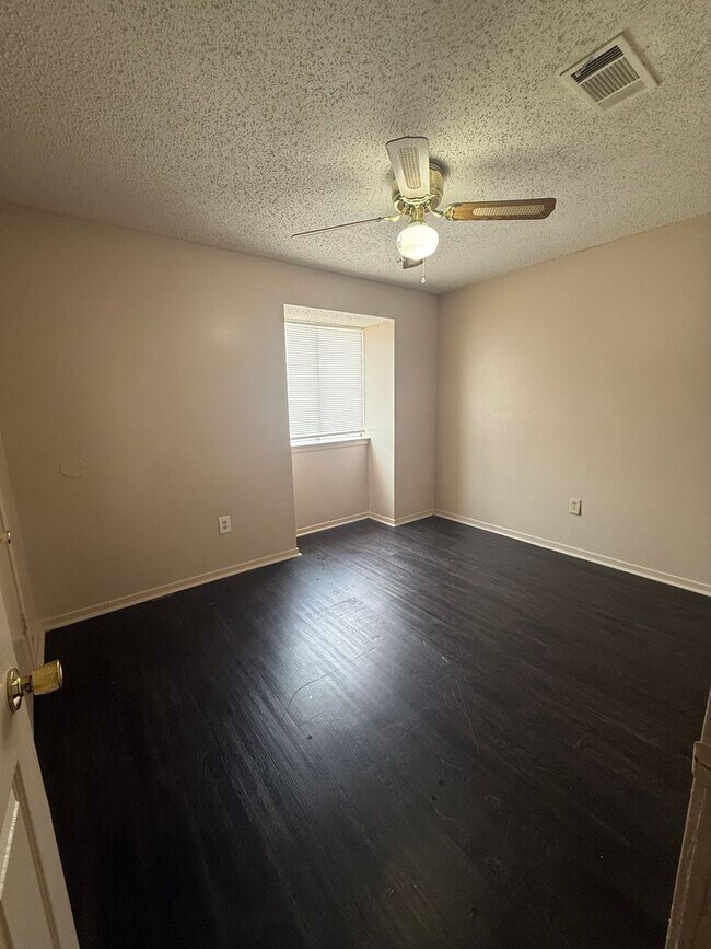 Building Photo - 8911-8921 GSRI Ave