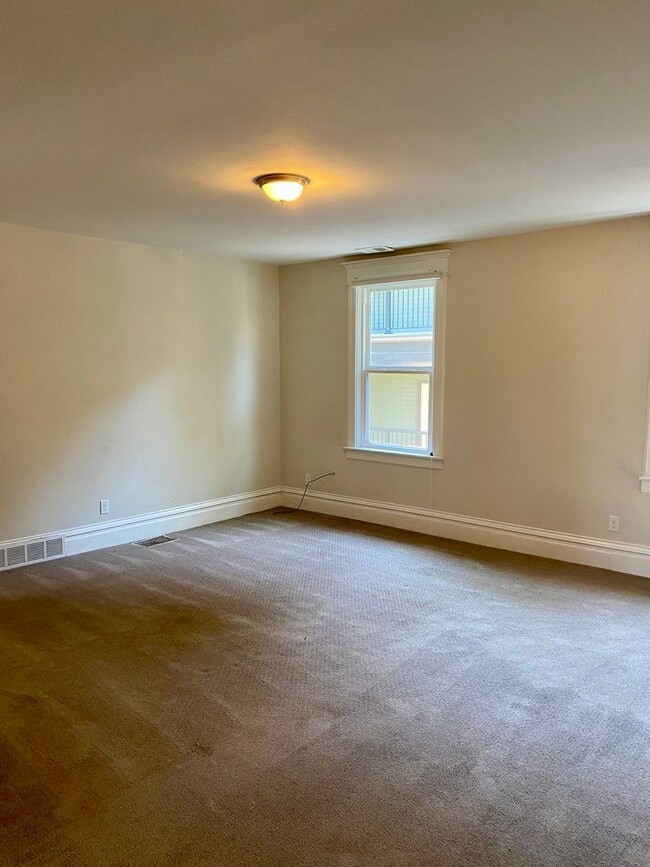 Building Photo - Spacious 4 bedroom Historic House - Available for Fall 2026-2027!