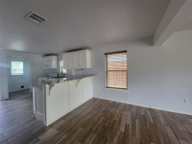 Building Photo - 5233 Wellesley Ave