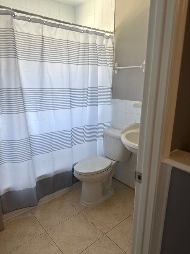 Building Photo - Newly Renovated 2 bedroom Townhouse