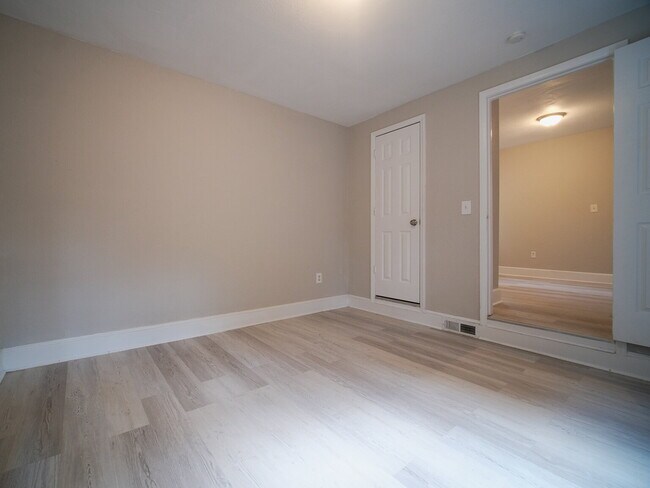 Building Photo - "Charming 4-Bedroom Gem in Charlotte - Cozy Living with Spacious Comfort!"