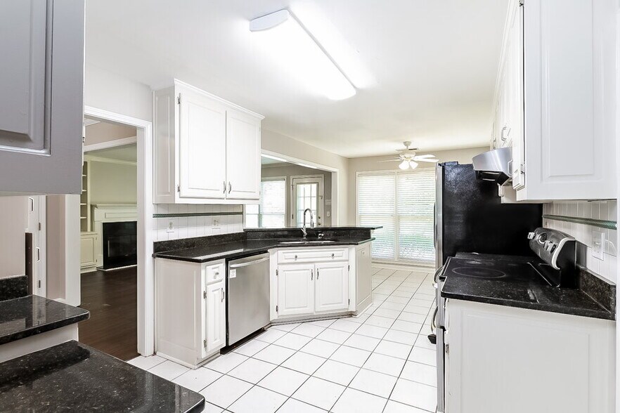 Building Photo - 2965 Lenora Springs Dr