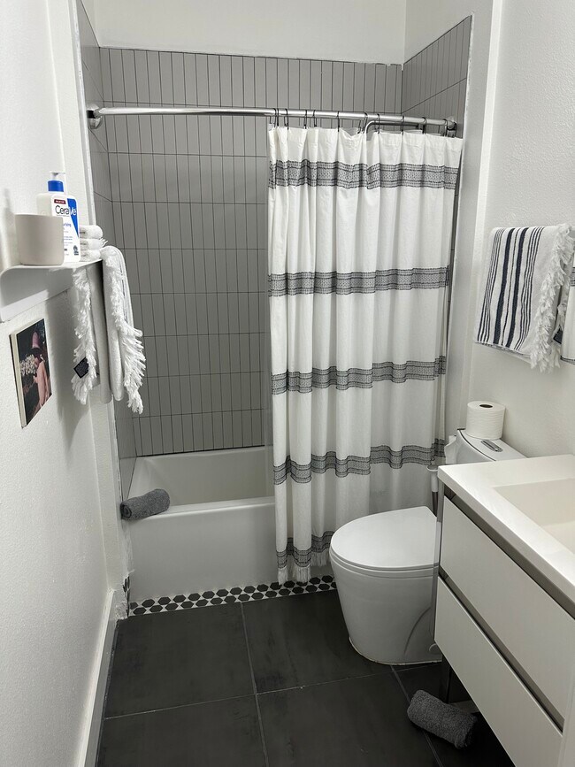 Building Photo - 955 W Hawthorn St