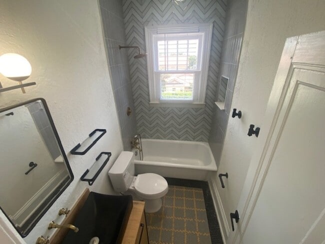 Building Photo - 2738 Riverside Ave