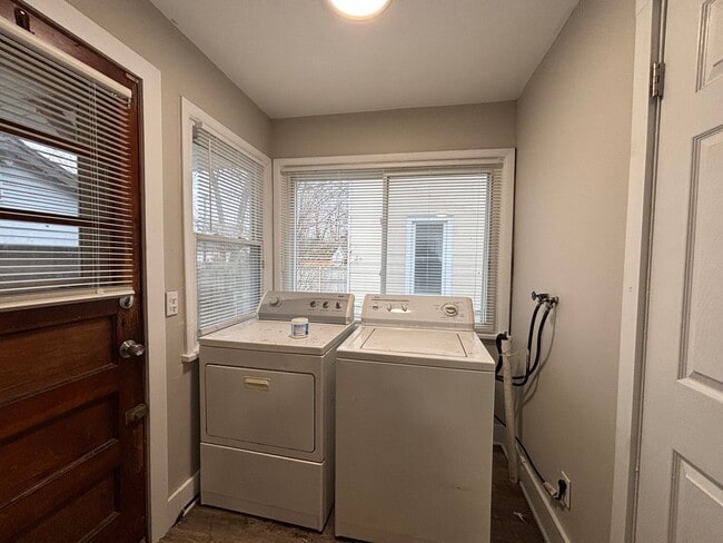 Building Photo - 4 Bedroom 2 Bath Single Family Home W/Garage!