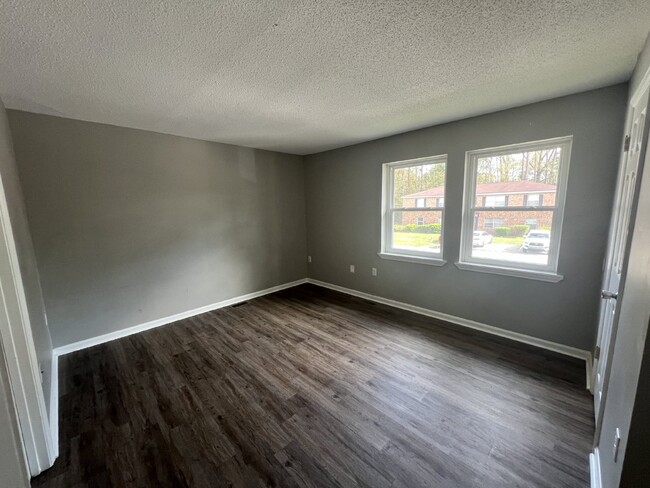 Building Photo - Town House For Rent