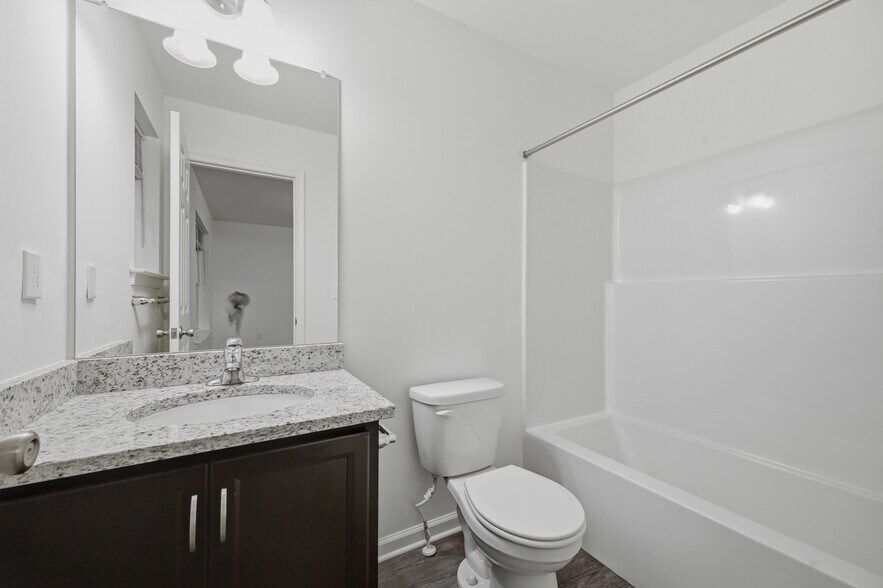 Building Photo - 1250 E 7th St