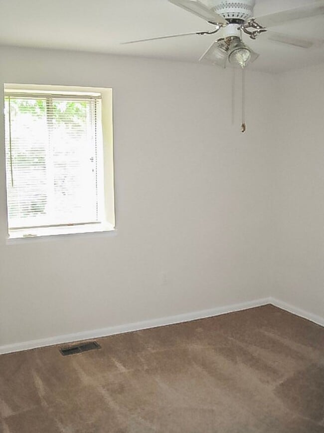 Building Photo - Classic and Charming 3 Bedrood 2.5 Bathroo...