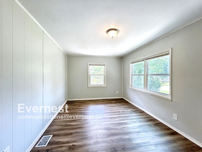 Building Photo - 3-Bedroom Home with Easy Access to Parks a...