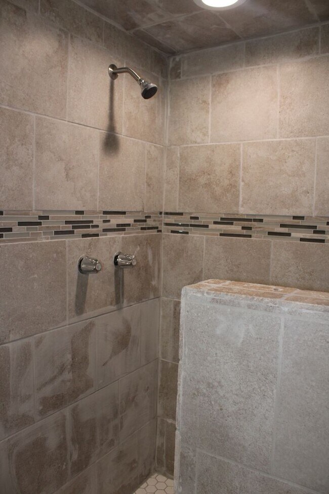 Building Photo - Newly Remodeled! Close to Tinker