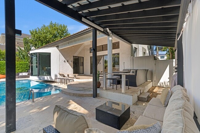 Building Photo - 1050 Brooks Ln