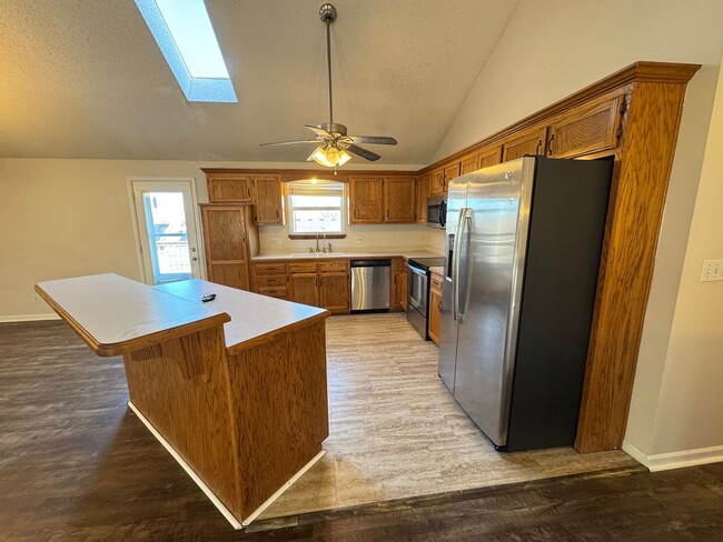 Building Photo - short term lease available