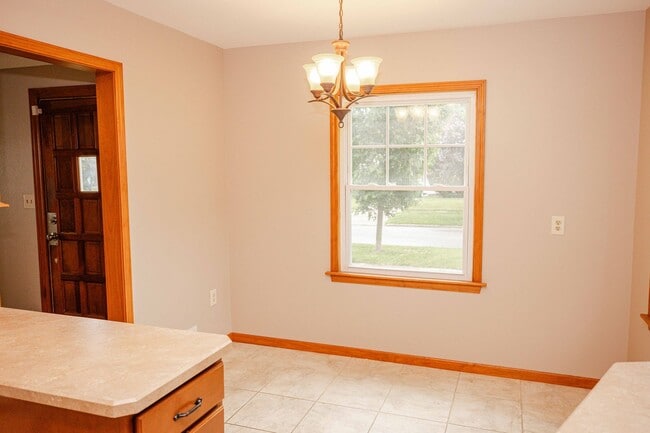 Building Photo - West Toledo 3 Bedroom