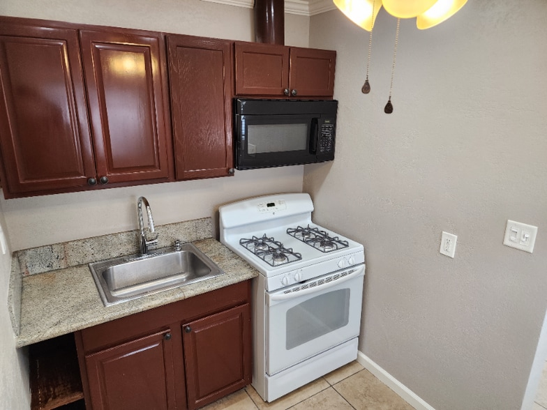 Building Photo - 721 S Pine St