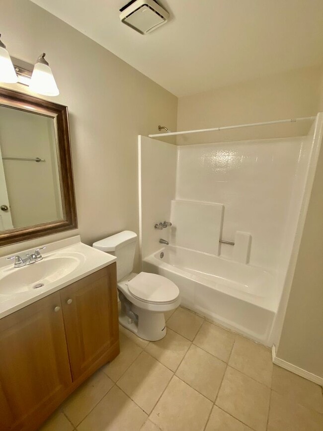 Building Photo - Thousand Oaks- Three Bedroom Condo
