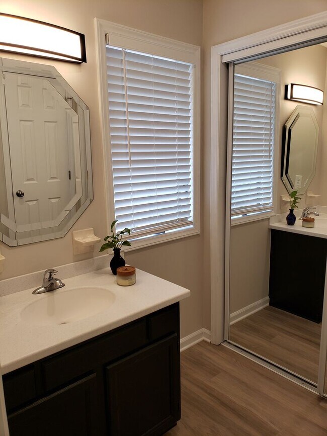 Building Photo - *4bd / 3ba Townhome near Downtown Raleigh*