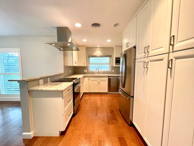 Building Photo - 6 month lease- AVAIL IN AUGUST- Immaculate...