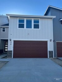 Building Photo - Immaculate Townhouse w/2-Car Garage