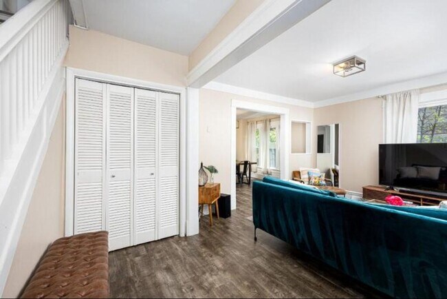 Building Photo - Walk to Downtown Ann Arbor - 3 bed/2 bath