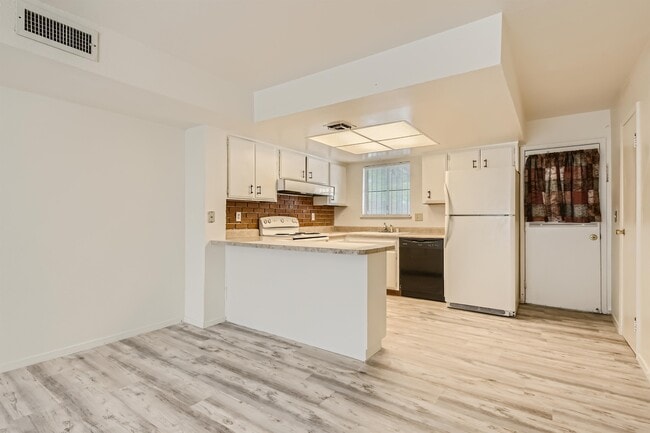 Building Photo - 5957 Vegas Dr