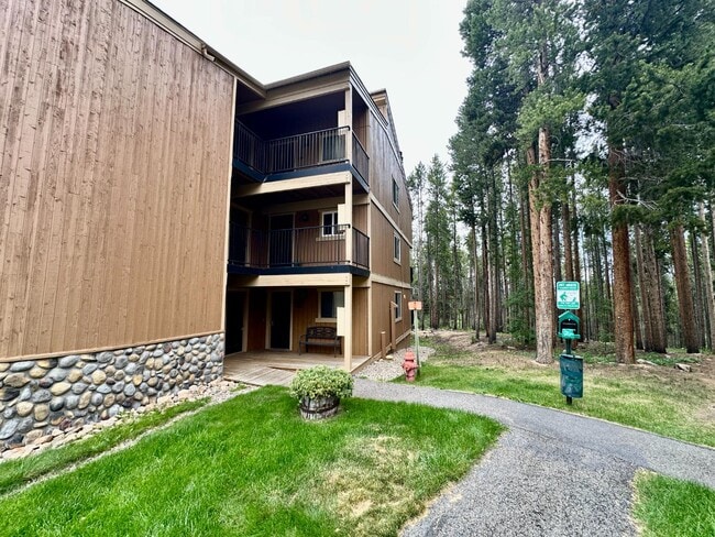 Building Photo - 702 Village Rd