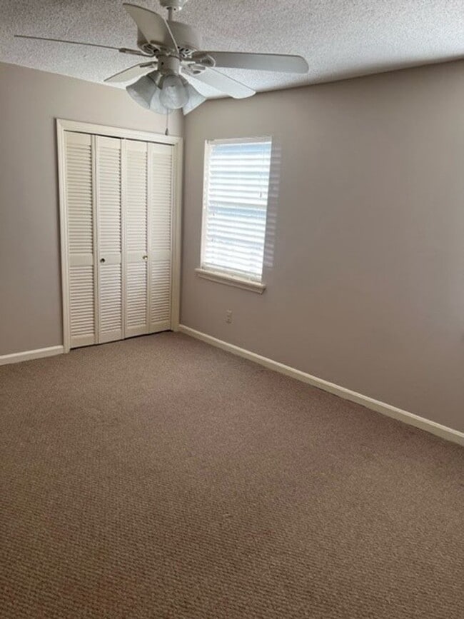 Building Photo - 165 Fox Run