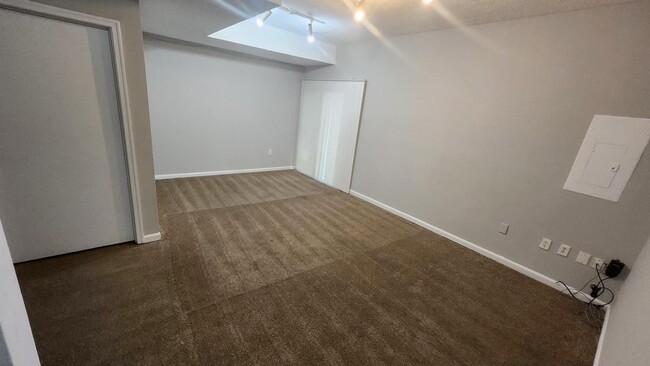 Building Photo - "Spacious 3-Bedroom Townhouse with Finishe...