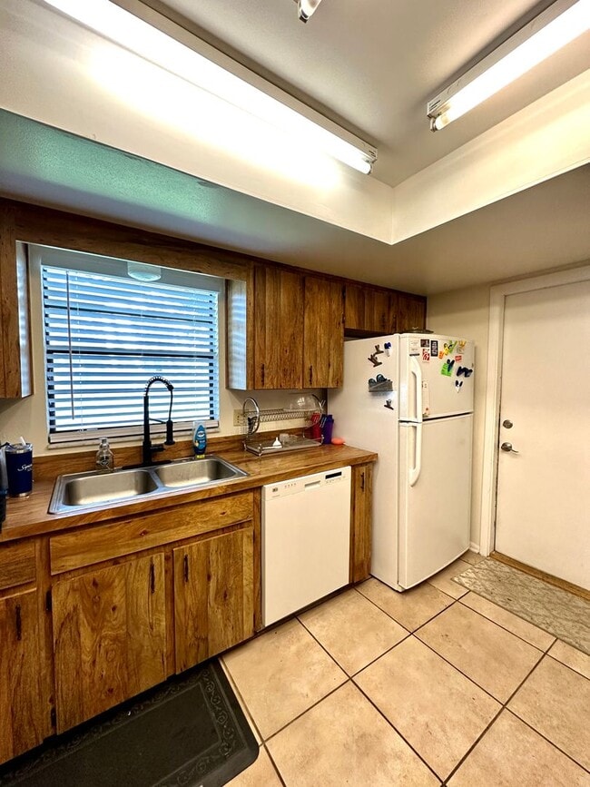 Building Photo - Perfect 3 bed 2 bath with huge fenced back...