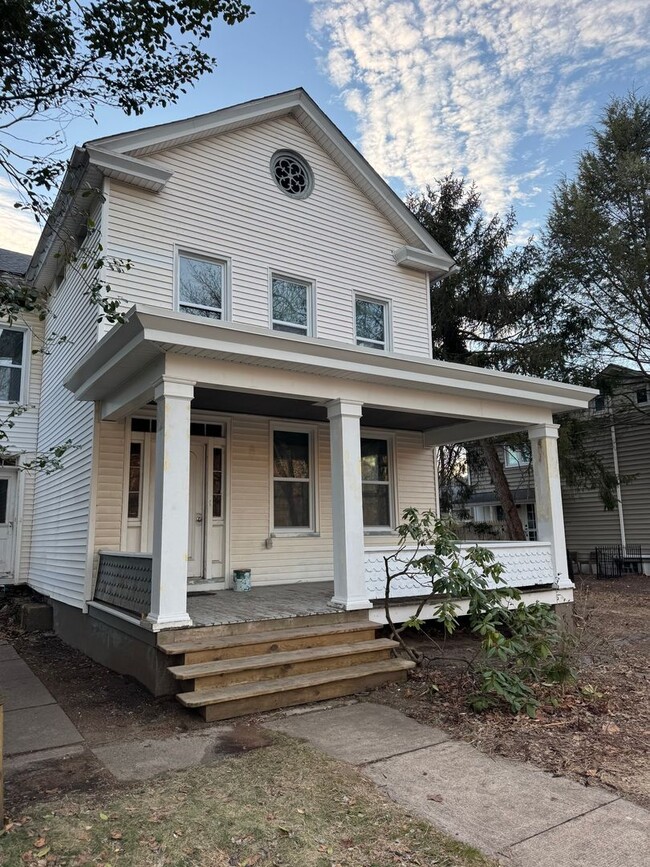 Building Photo - Riverfront home with parking, laundry, yard, river access