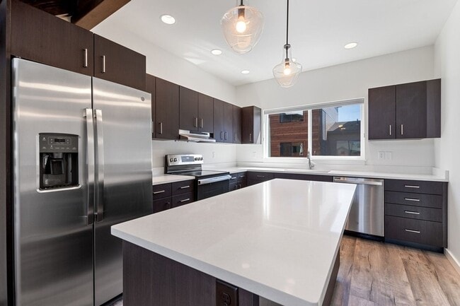 Building Photo - 2 bedroom, 2 bath townhome, close to downtown Whitefish!