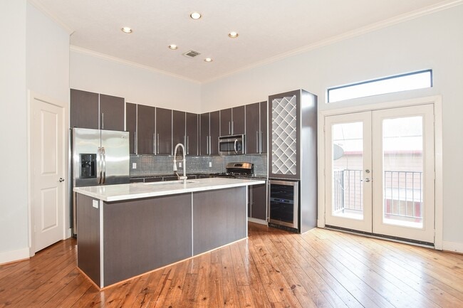 Building Photo - 748 W 16th St