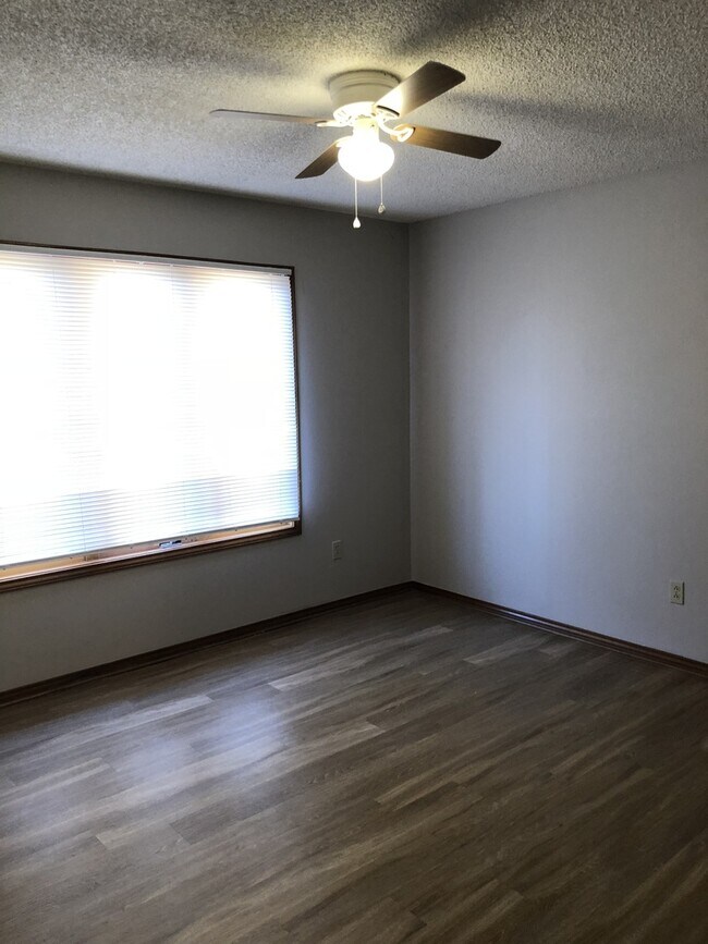 Building Photo - Great House