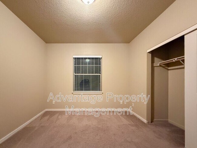 Building Photo - 519 Catron St N