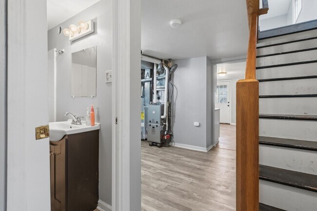 Building Photo - Newly Renovated 2 bedroom home in Carnegie available now!