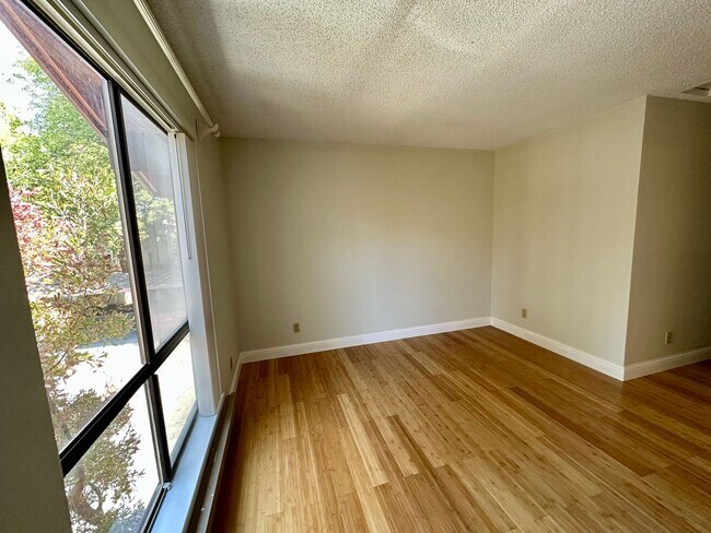 Building Photo - Spacious 2 Bed 2 Bathroom!!