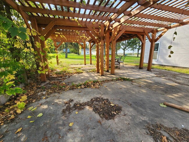 Building Photo - Country Living 4 bedroom 3 Bath Home  $189...