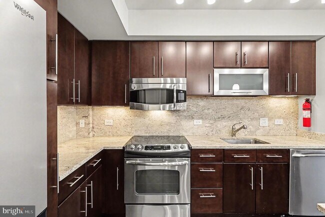 Building Photo - 1025 1st St SE