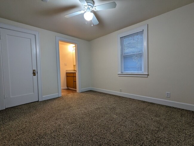 Building Photo - Spacious 2-Bedroom, 1-bath Home Close To Owen Rose Gardens!