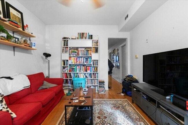 Building Photo - 3 bedroom in Chicago IL 60618