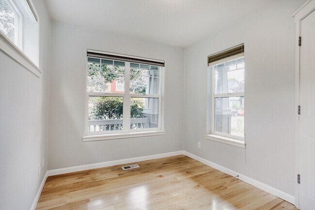 Building Photo - 4BR/2.5BA Home with Main-Level Bedroom/Office — Central A/C & Fenced Yard | Orenco Gardens, Hills...