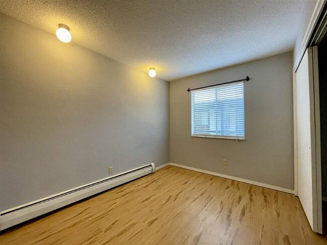 Building Photo - 3150 Lakeside Dr