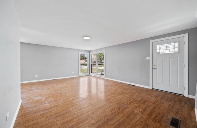 Building Photo - 162 Frederick Dr