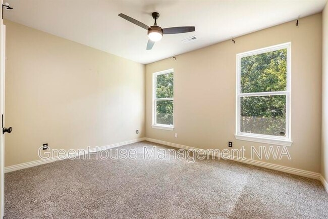 Building Photo - 6 Lyneham Ln