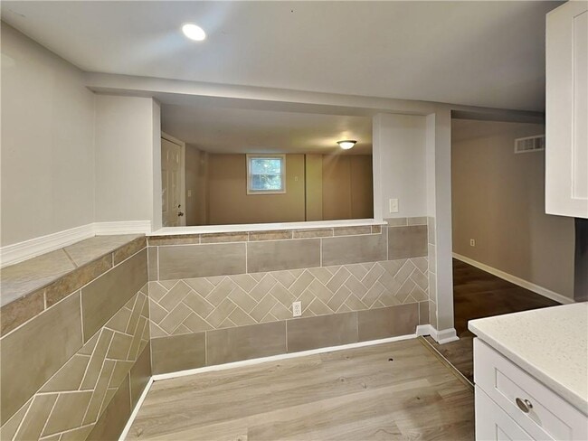 Building Photo - 2875 3rd Ave SW