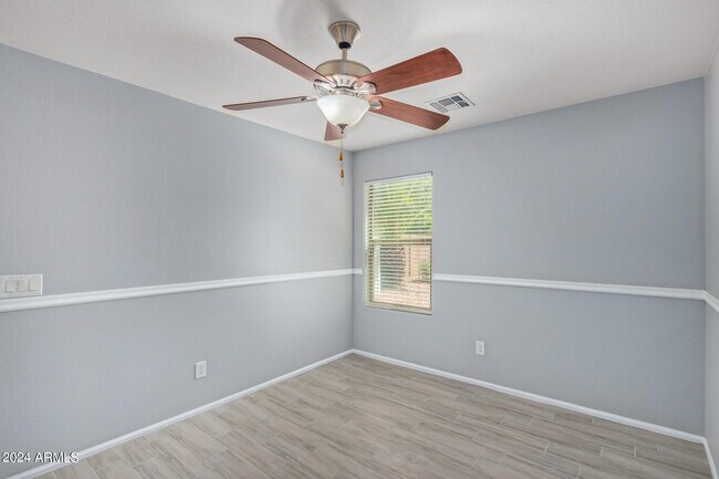 Building Photo - 983 E Palomino Way