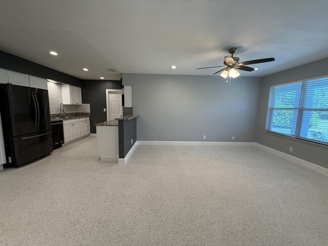 Building Photo - 140 Date Palm Dr